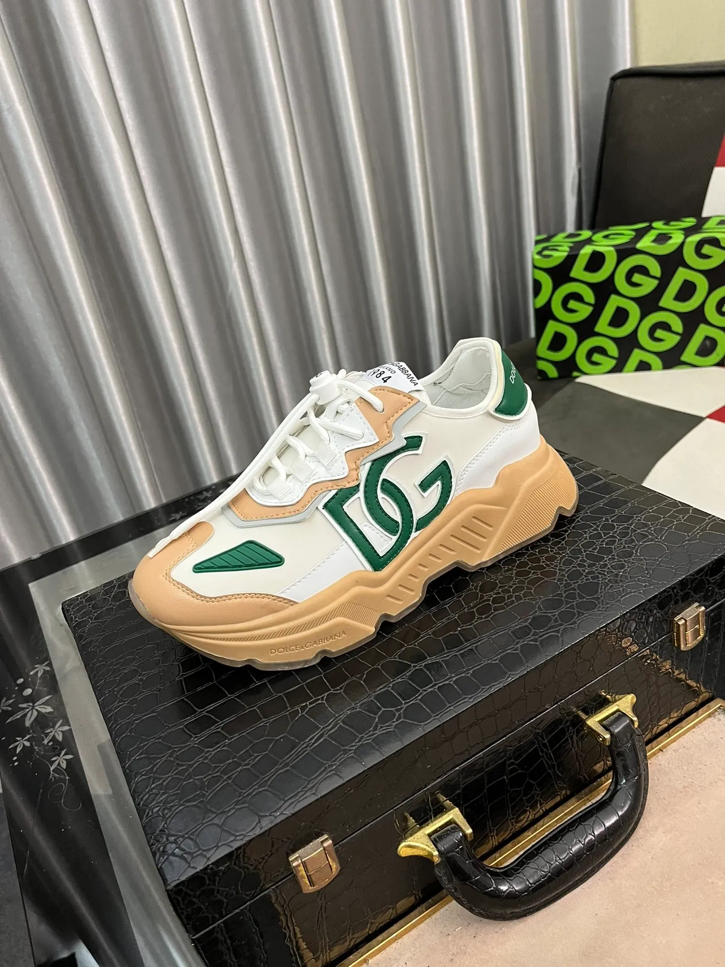 Men's shoes 💰480⌚️⌚️[DOLCE&GABBANA] DG hot style ♦️: Fashionable casual shoes 🇨🇳Official website original 1:1 mold opening, original quality 💯Fine workmanship, high-end luxury ☘The upper is made of imported fly weave, comfortable and breathable, sheepskin foot pads 🌴rubber wear-resistant outsole, comfortable to wear🍍Versatile style, high-grade men. 🤓🤓Number of yards: 38-46